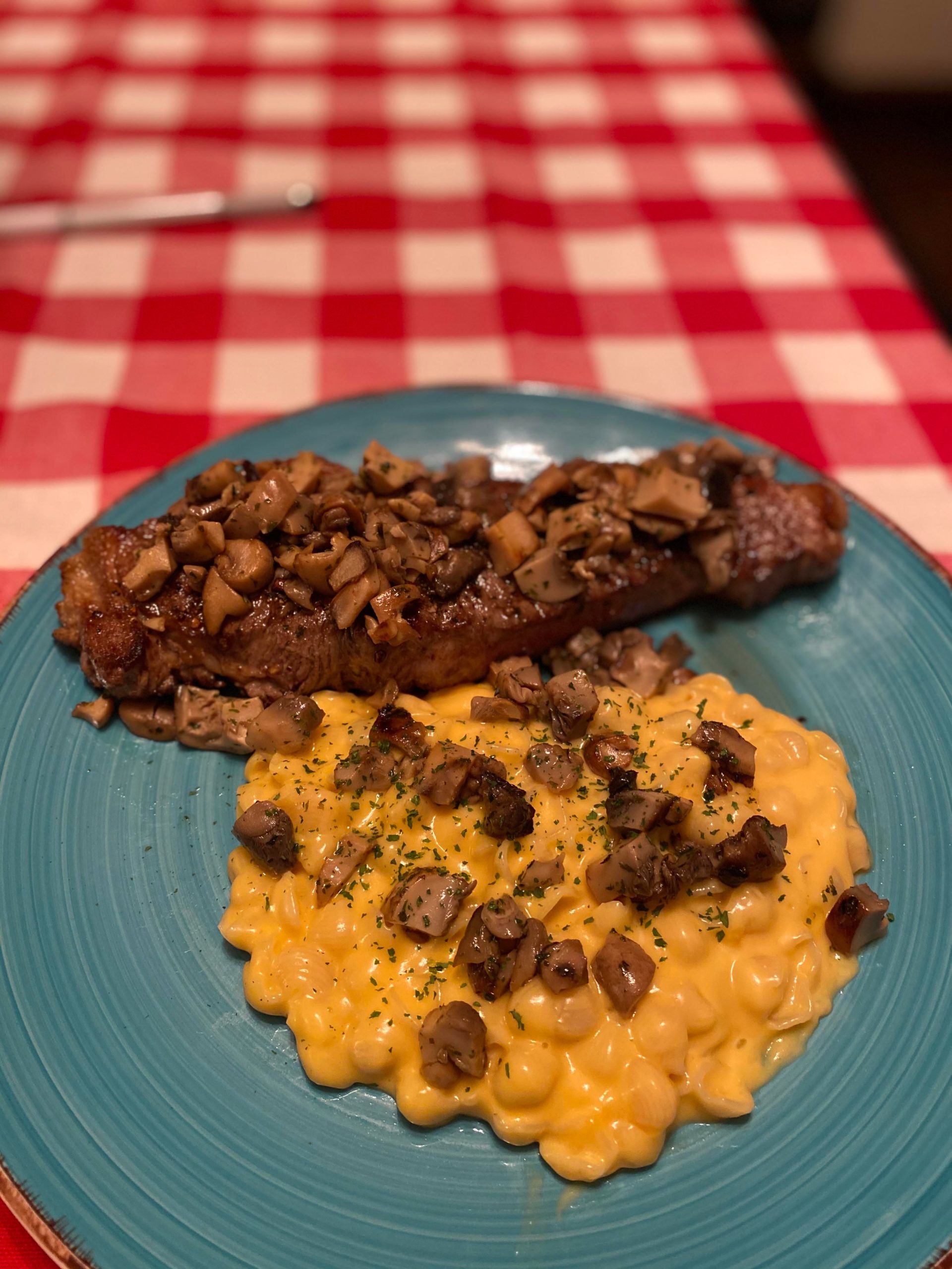 steak-and-mac-n-cheese-i-had-some-leftover-mushrooms-and-just-threw