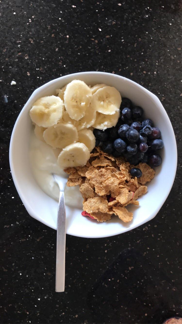 First Post 257 Calories And 12g Of Protein 6 Ounces Of Greek Yogurt One Small Banana 1 2 A Cup Of Blueberries And 1 2 A Cup Of Special K Strawberry Cereal Dining And Cooking