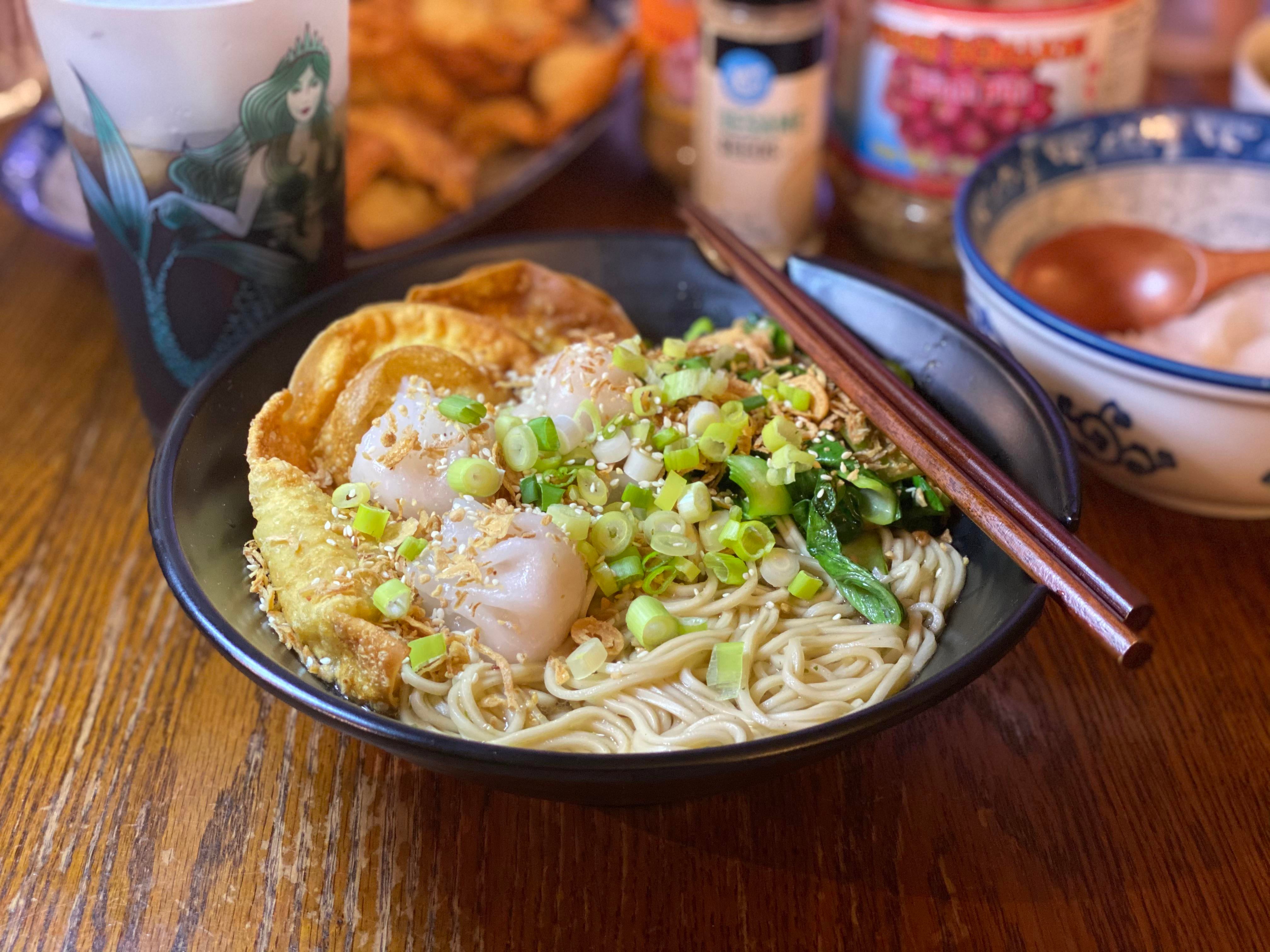 Moms Dry Noodle Onion Shrimp With Fried Chicken Wontons Steam