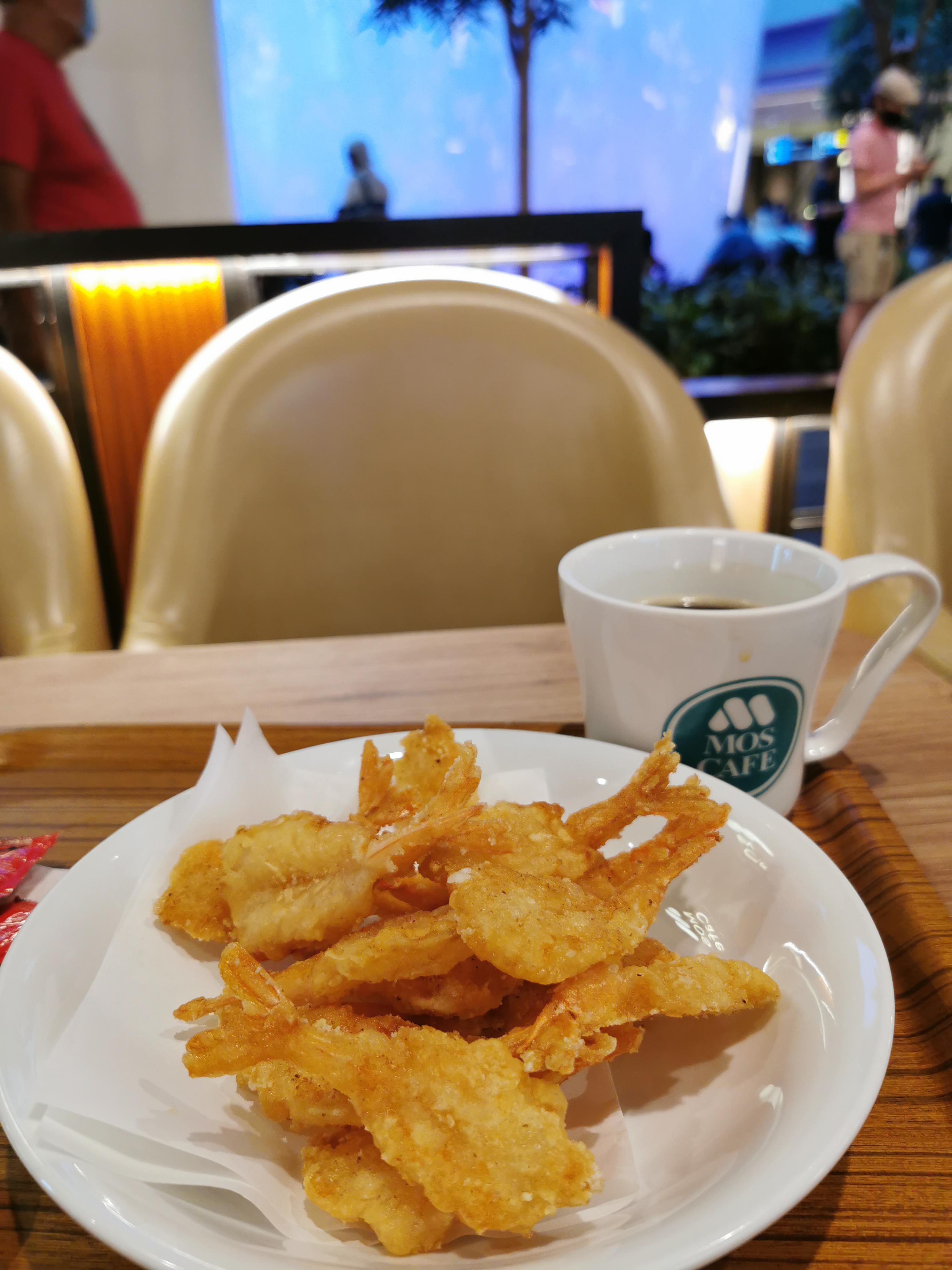 Fried Butterfly Prawns And Coffee From Japanese Burger Chain Mos Burger At Jewel Singapore Dining And Cooking