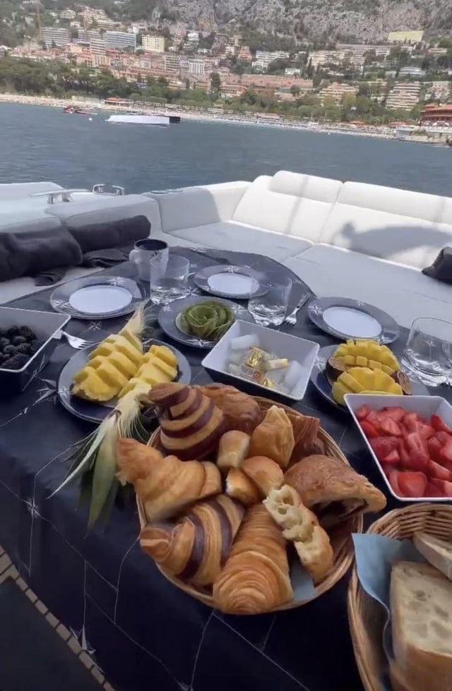 the yacht breakfast