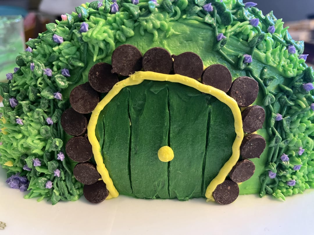 little-hobbit-cake-for-a-5-year-olds-birthday-and-cupcakes-dining-and