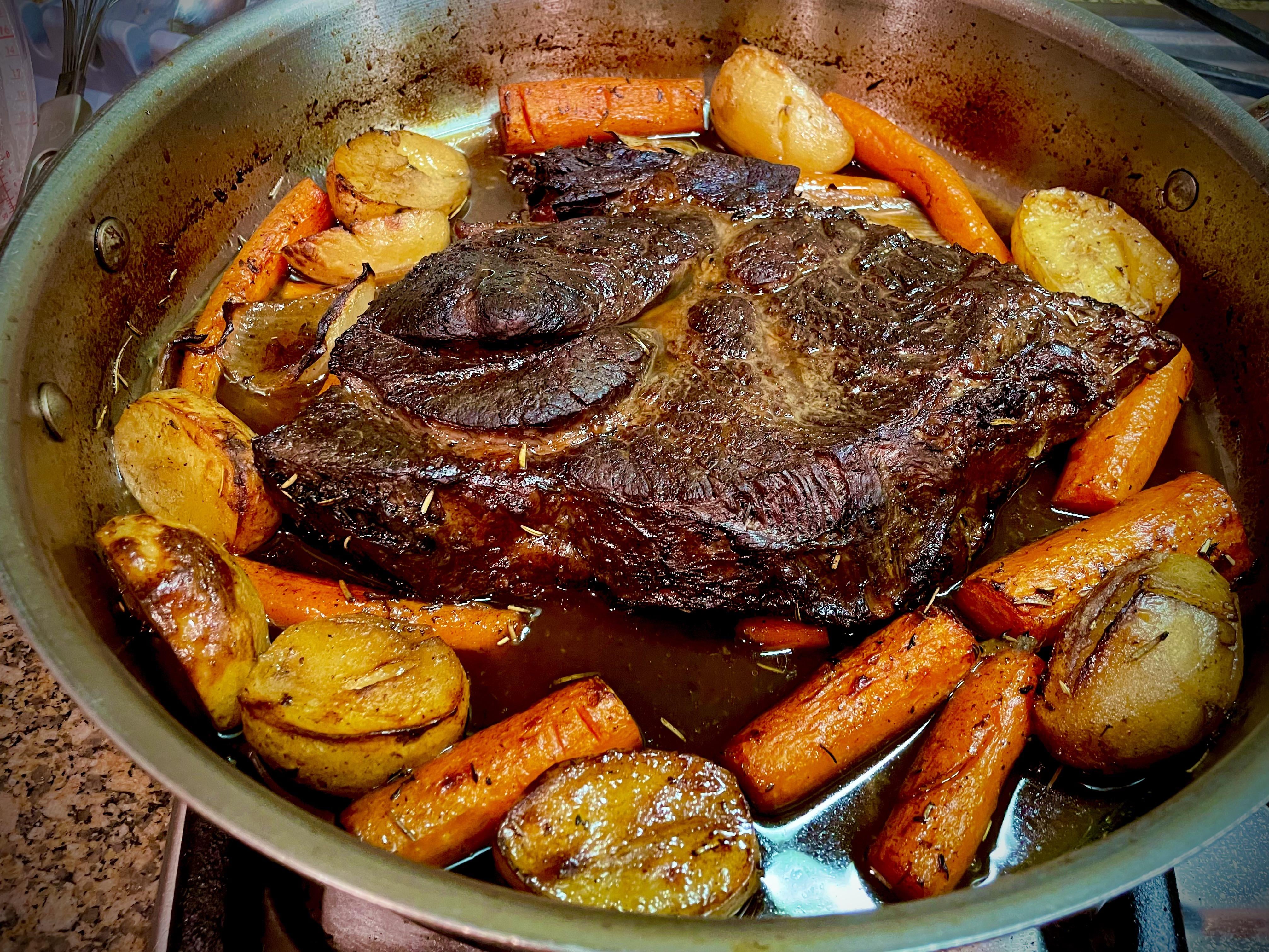 [Homemade] Oven Roasted Pot Roast, Potatoes and Carrots in Red Wine Pan