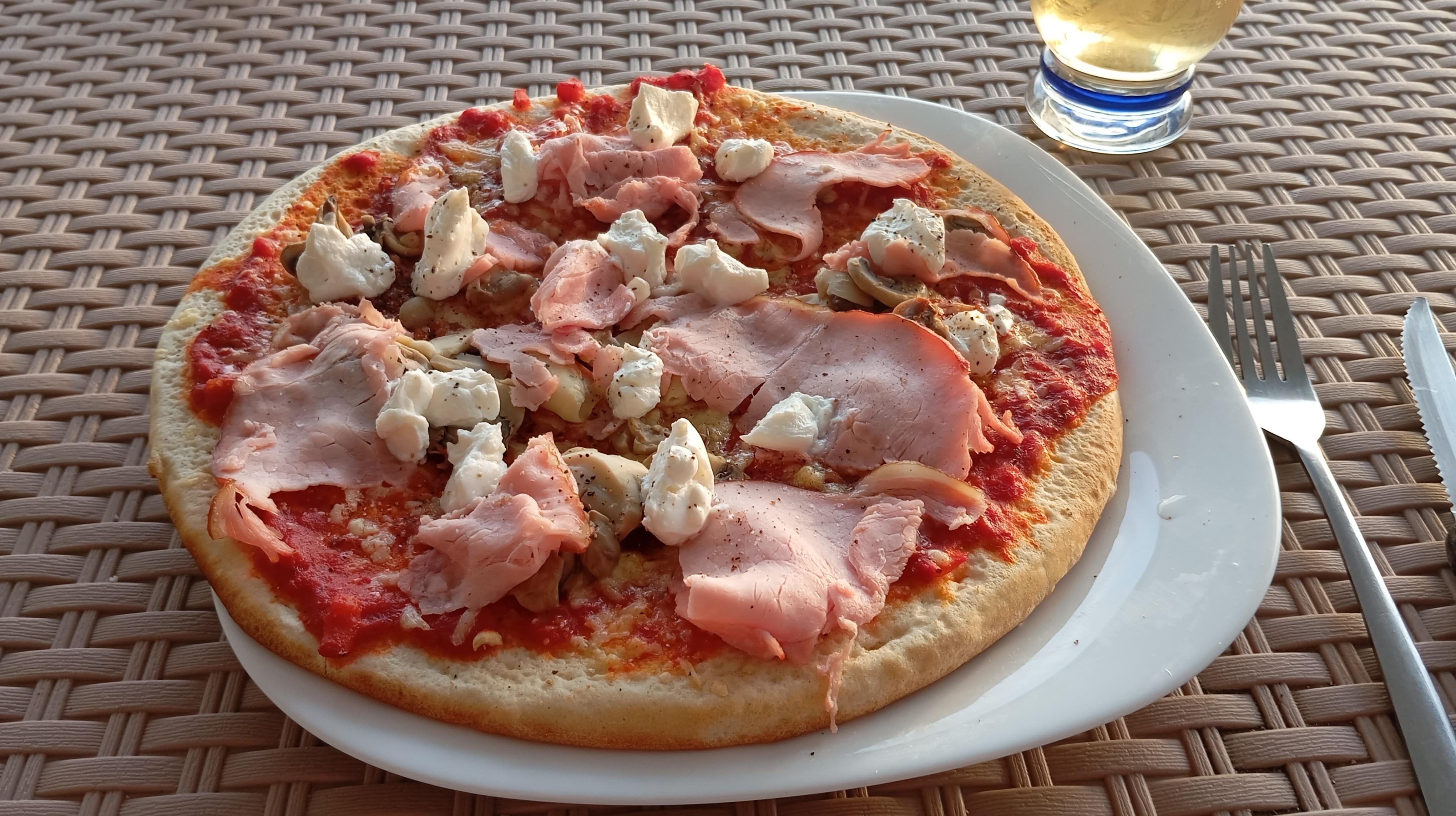 Pizza prosciutto e funghi (improvised) - Dining and Cooking