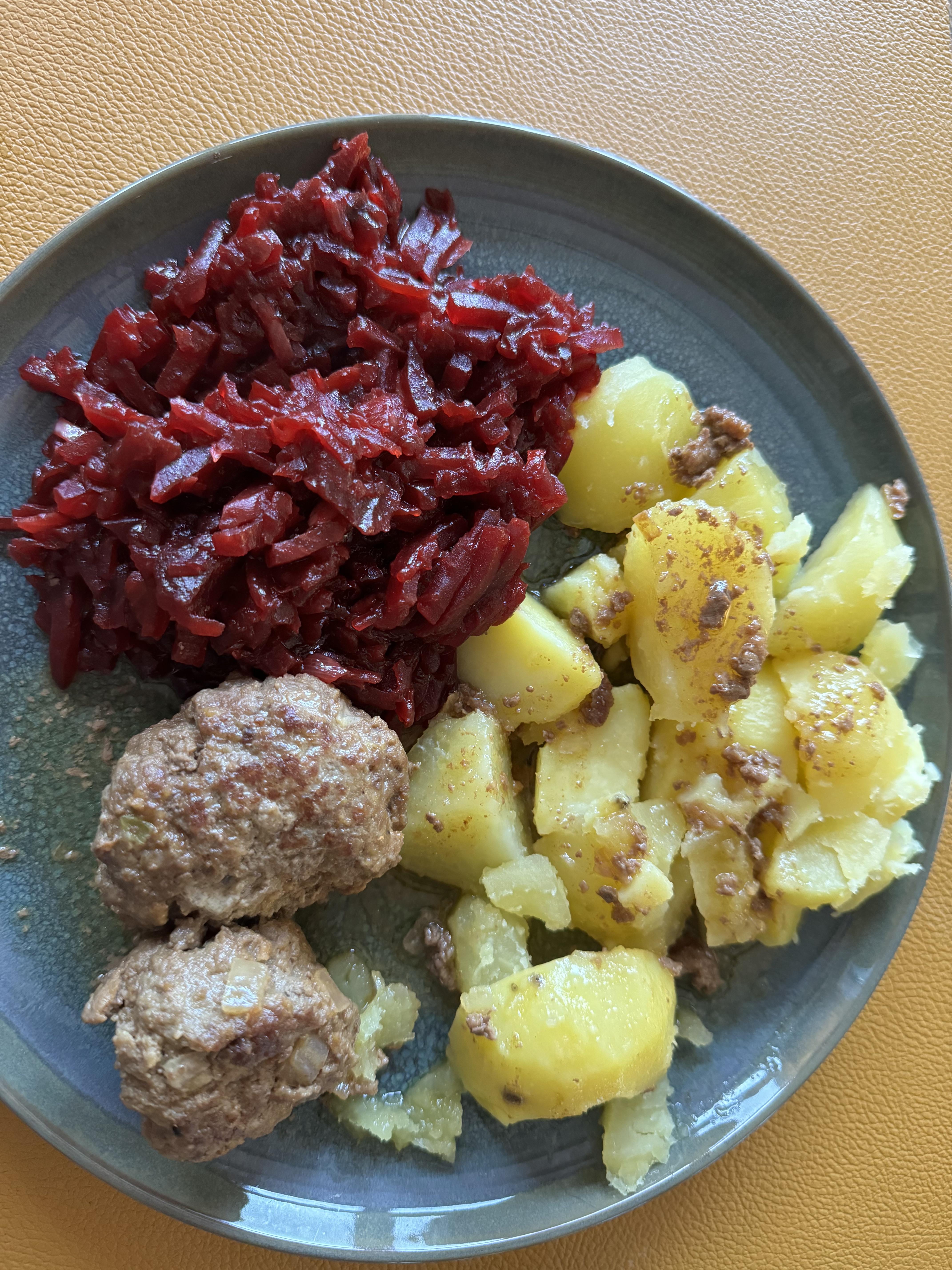 Meatball with beetroot and potato - Dining and Cooking
